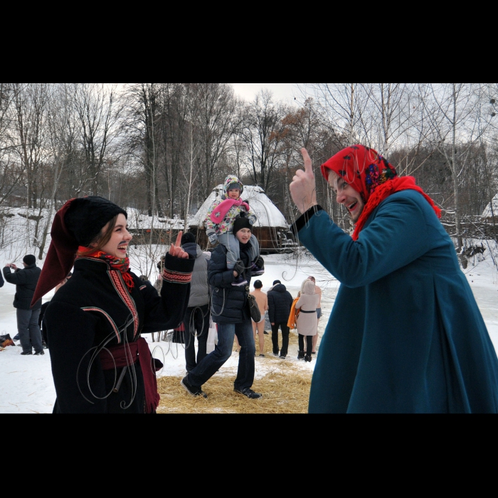 Київ. На «Мамаєвій Слободі»  відбулось свято – «Козацька Ордань»  (Водохреща). Під веселу музику троїстих музик, фольклорні колективи водили «Козу» та щедрували. Всі бажаючі пірнули в крижану ополонку в озері з якого бере початок легендарна річка Либідь.