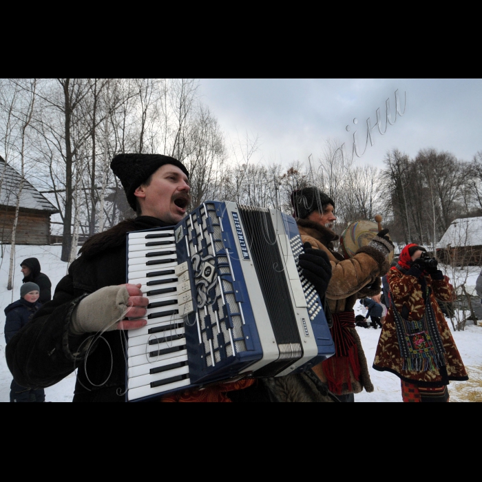 Київ. На «Мамаєвій Слободі»  відбулось свято – «Козацька Ордань»  (Водохреща). Під веселу музику троїстих музик, фольклорні колективи водили «Козу» та щедрували. Всі бажаючі пірнули в крижану ополонку в озері з якого бере початок легендарна річка Либідь.