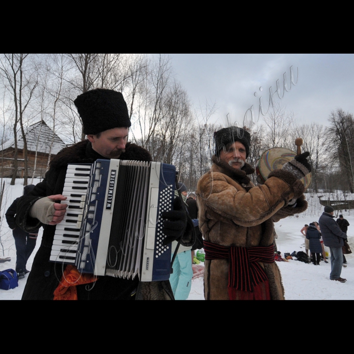Київ. На «Мамаєвій Слободі»  відбулось свято – «Козацька Ордань»  (Водохреща). Під веселу музику троїстих музик, фольклорні колективи водили «Козу» та щедрували. Всі бажаючі пірнули в крижану ополонку в озері з якого бере початок легендарна річка Либідь.