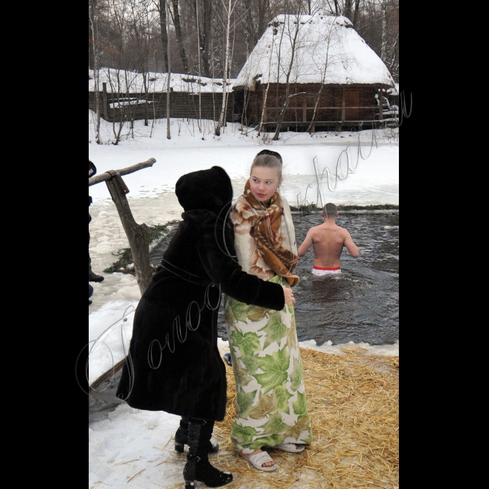 Київ. На «Мамаєвій Слободі»  відбулось свято – «Козацька Ордань»  (Водохреща). Під веселу музику троїстих музик, фольклорні колективи водили «Козу» та щедрували. Всі бажаючі пірнули в крижану ополонку в озері з якого бере початок легендарна річка Либідь.