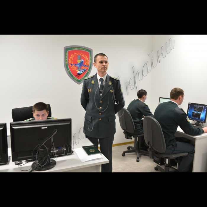Київ. Аеропорт «Бориспіль»
Заступник начальника відділу прикордонного контролю Вікторія Громова розповіла, що нині в аеропорту «Бориспіль» суттєво спрощено процедуру проходження прикордонного контролю. З місця відправлення прикордонники отримують списки громадян, які прибувають. Вся інформація попередньо обробляється, внаслідок чого на пропуск однієї людини прикордонник витрачає 3-5 секунд  тільки для звірки фото. Начальник відділення попередньої обробки інформації Роман Бобро говорить, що така система працює з листопада 2015 року в якості експерименту. До цього такі методи діяли для організованих груп – хасидів, футбольних фанатів, чартерних рейсів. Також в «Борисполі» продемонстрували успішну роботу системи автоматизації паспортного контролю для біометричних паспортів, яка дозволяє пасажиру самостійно проходити кордон.
Начальник відділення попередньої обробки інформації Роман Бобро розповідає про  спрощену процедуру проходження прикордонного контролю.