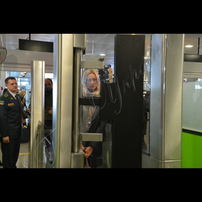 Київ. Аеропорт «Бориспіль»
Заступник начальника відділу прикордонного контролю Вікторія Громова розповіла, що нині в аеропорту «Бориспіль» суттєво спрощено процедуру проходження прикордонного контролю. З місця відправлення прикордонники отримують списки громадян, які прибувають. Вся інформація попередньо обробляється, внаслідок чого на пропуск однієї людини прикордонник витрачає 3-5 секунд  тільки для звірки фото. Начальник відділення попередньої обробки інформації Роман Бобро говорить, що така система працює з листопада 2015 року в якості експерименту. До цього такі методи діяли для організованих груп – хасидів, футбольних фанатів, чартерних рейсів. Також в «Борисполі» продемонстрували успішну роботу системи автоматизації паспортного контролю для біометричних паспортів, яка дозволяє пасажиру самостійно проходити кордон.
Комплекс автоматизації прикордонного контролю з функціями біометричного контролю підсистеми «Гарт-1/ЕНІ», яке дозволяє пасажиру самостійно проходити прикордонний контроль.