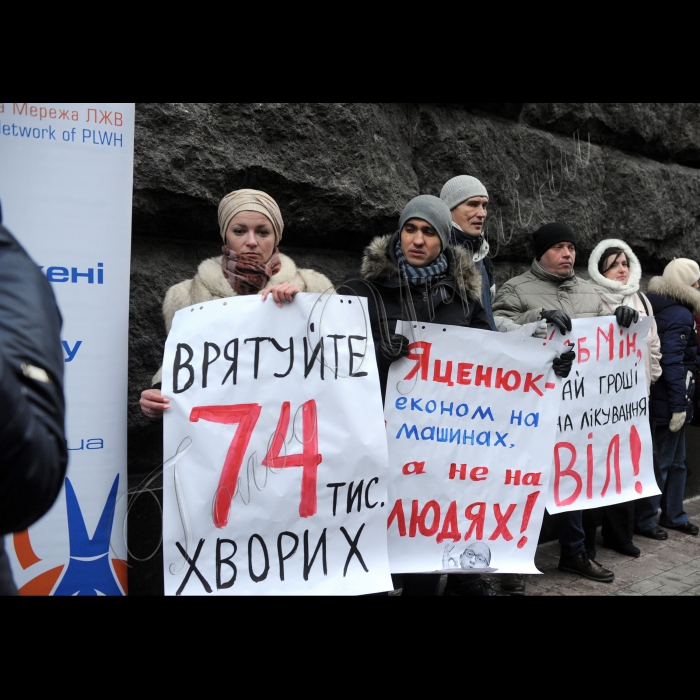Біля будівлі Кабінету Міністрів України відбулась акція, під час якої Всеукраїнська мережа людей, що живуть з ВІЛ/СНІД протестує працівників Кабінету Міністрів України на ВІЛ. 
