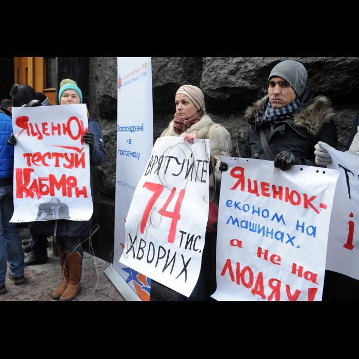 Біля будівлі Кабінету Міністрів України відбулась акція, під час якої Всеукраїнська мережа людей, що живуть з ВІЛ/СНІД протестує працівників Кабінету Міністрів України на ВІЛ. 
