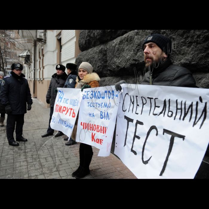 Біля будівлі Кабінету Міністрів України відбулась акція, під час якої Всеукраїнська мережа людей, що живуть з ВІЛ/СНІД протестує працівників Кабінету Міністрів України на ВІЛ. 
