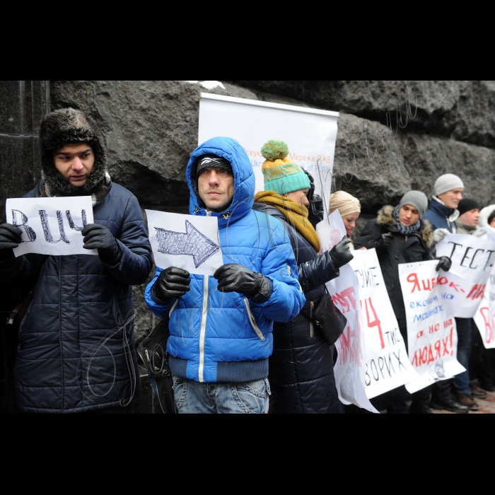 Біля будівлі Кабінету Міністрів України відбулась акція, під час якої Всеукраїнська мережа людей, що живуть з ВІЛ/СНІД протестує працівників Кабінету Міністрів України на ВІЛ. 