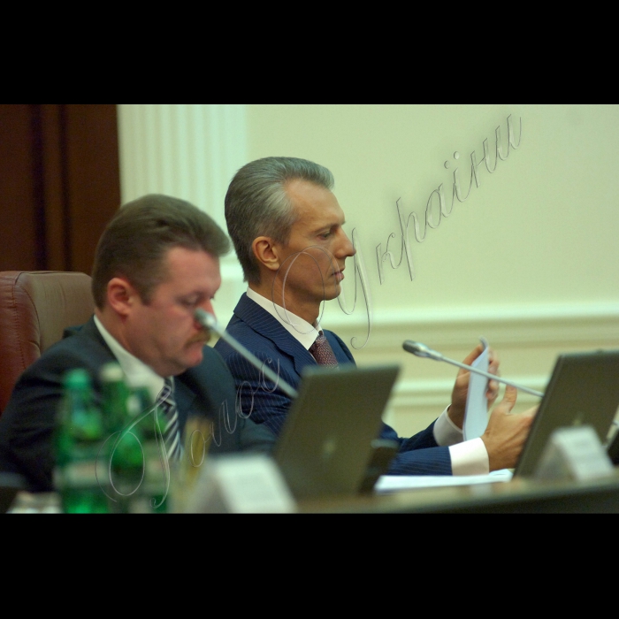 Під головуванням Прем’єр-міністра України Миколи Азарова відбулося чергове засідання Кабінету Міністрів України. 
Заступник міністра соціальної політики - керівник апарату  Коломієць В'ячеслав, Перший віце-прем'єр-міністр України Хорошковський Валерій.