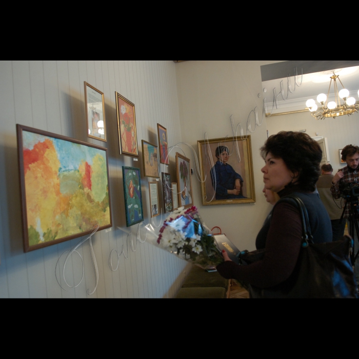 У  Національному музеї Тараса Шевченка відбулося відкриття першої виставки робіт інвалідів України та зарубіжжя, які роблять витвори мистецтва за допомогою рота та ніг.  Організатор - ВГО «Народна академія творчості інвалідів» за підтримки Міністерства соціальної політики України. Захід приурочений до 10-річчя діяльності зазначеної громадської організації та до Міжнародного дня інваліда, який на початку грудня відзначатиметься в Україні. Виставка триватиме до 10 грудня. 