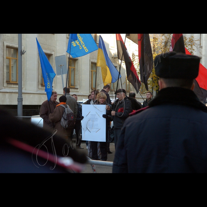 Біля адміністрації Президента  Конгрес Українських Націоналістів разом із Українською Народною Партією, УНА-УНСО, Спілкою Офіцерів України вимагали офіційного відновлення Дня Свободи. Під час акції національно-патріотичні партії у свій спосіб «привітають» Президента із скасованим святом. 