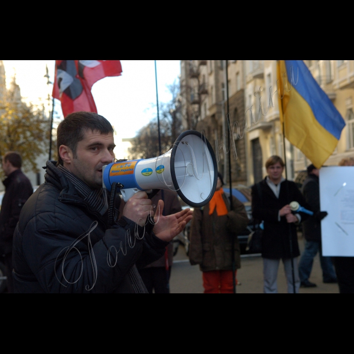 Біля адміністрації Президента  Конгрес Українських Націоналістів разом із Українською Народною Партією, УНА-УНСО, Спілкою Офіцерів України вимагали офіційного відновлення Дня Свободи. Під час акції національно-патріотичні партії у свій спосіб «привітають» Президента із скасованим святом. 