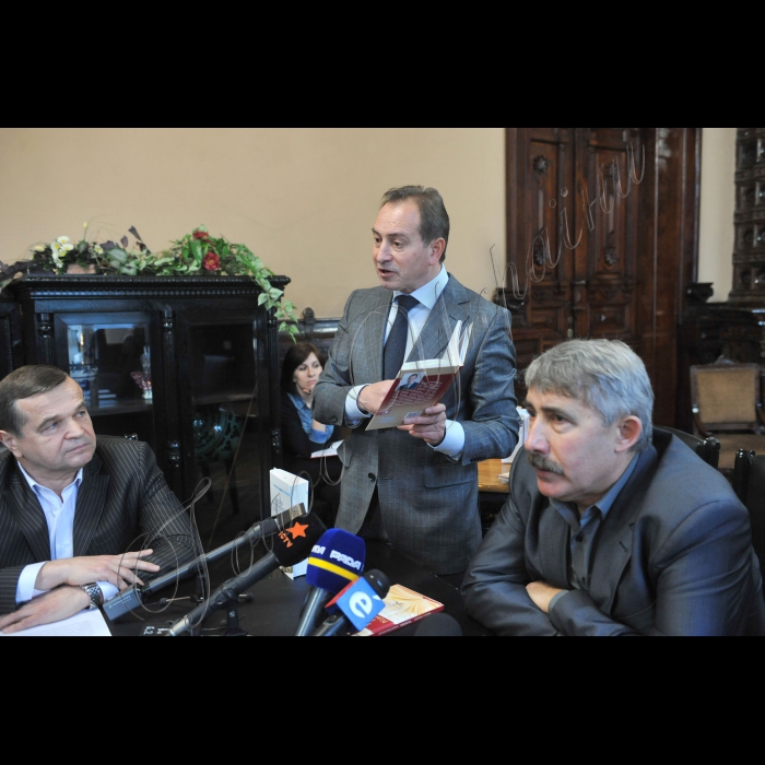 У Національній спілці письменників України відбулась презентація книги Миколи Томенка «Україна: історія Конституції».  Учасники: автор книги, кандидат історичних наук, доктор політичних наук Микола Томенко; ген. директор видавництва «Генеза» Олексій Дубас; голова Національної спілки письменників України Михайло Сидоржевський.
Генеральний директор видавництва «Генеза» Олексій Дубас, народний депутат України Микола Томенко, голова Національної спілки письменників України Михайло Сидоржевський