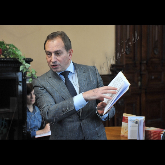 У Національній спілці письменників України відбулась презентація книги Миколи Томенка «Україна: історія Конституції».  Учасники: автор книги, кандидат історичних наук, доктор політичних наук Микола Томенко; ген. директор видавництва «Генеза» Олексій Дубас; голова Національної спілки письменників України Михайло Сидоржевський.
Народний депутат України Микола Томенко, голова Національної спілки письменників України Михайло Сидоржевський, голова Державного комітету телебачення та радіомовлення України Олег Наливайко.