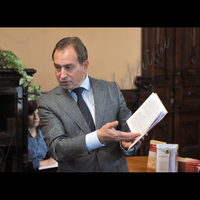 У Національній спілці письменників України відбулась презентація книги Миколи Томенка «Україна: історія Конституції».  Учасники: автор книги, кандидат історичних наук, доктор політичних наук Микола Томенко; ген. директор видавництва «Генеза» Олексій Дубас; голова Національної спілки письменників України Михайло Сидоржевський.
Народний депутат України Микола Томенко, голова Національної спілки письменників України Михайло Сидоржевський, голова Державного комітету телебачення та радіомовлення України Олег Наливайко.