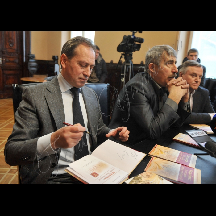 У Національній спілці письменників України відбулась презентація книги Миколи Томенка «Україна: історія Конституції».  Учасники: автор книги, кандидат історичних наук, доктор політичних наук Микола Томенко; ген. директор видавництва «Генеза» Олексій Дубас; голова Національної спілки письменників України Михайло Сидоржевський.
Народний депутат України Микола Томенко, голова Національної спілки письменників України Михайло Сидоржевський, голова Державного комітету телебачення та радіомовлення України Олег Наливайко.