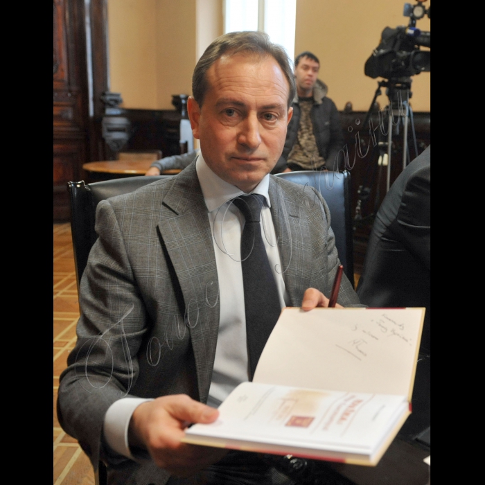 У Національній спілці письменників України відбулась презентація книги Миколи Томенка «Україна: історія Конституції».  Учасники: автор книги, кандидат історичних наук, доктор політичних наук Микола Томенко; ген. директор видавництва «Генеза» Олексій Дубас; голова Національної спілки письменників України Михайло Сидоржевський.
Народний депутат України Микола Томенко, голова Національної спілки письменників України Михайло Сидоржевський, голова Державного комітету телебачення та радіомовлення України Олег Наливайко.