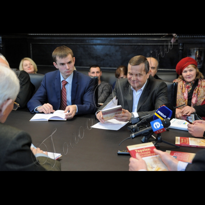 У Національній спілці письменників України відбулась презентація книги Миколи Томенка «Україна: історія Конституції».  Учасники: автор книги, кандидат історичних наук, доктор політичних наук Микола Томенко; ген. директор видавництва «Генеза» Олексій Дубас; голова Національної спілки письменників України Михайло Сидоржевський.
Праворуч: генеральний директор видавництва «Генеза» Олексій Дубас