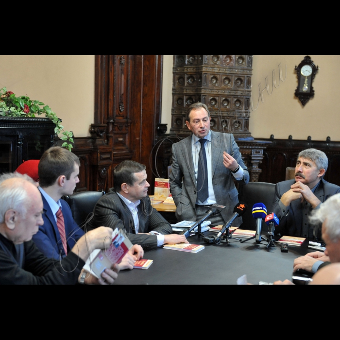 У Національній спілці письменників України відбулась презентація книги Миколи Томенка «Україна: історія Конституції».  Учасники: автор книги, кандидат історичних наук, доктор політичних наук Микола Томенко; ген. директор видавництва «Генеза» Олексій Дубас; голова Національної спілки письменників України Михайло Сидоржевський.
Генеральний директор видавництва «Генеза» Олексій Дубас, народний депутат України Микола Томенко, голова Національної спілки письменників України Михайло Сидоржевський