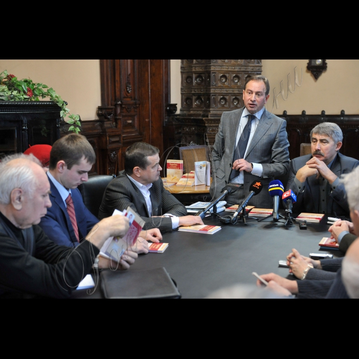 У Національній спілці письменників України відбулась презентація книги Миколи Томенка «Україна: історія Конституції».  Учасники: автор книги, кандидат історичних наук, доктор політичних наук Микола Томенко; ген. директор видавництва «Генеза» Олексій Дубас; голова Національної спілки письменників України Михайло Сидоржевський.
Генеральний директор видавництва «Генеза» Олексій Дубас, народний депутат України Микола Томенко, голова Національної спілки письменників України Михайло Сидоржевський