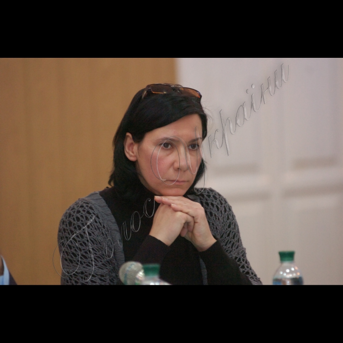 Круглий стіл у «Голосі України».
Першочергові завдання нової Верховної Ради, формування більшості та співпраця її з опозицією, яким має бути державний бюджет на наступний рік з урахуванням інфляційних процесів і чи вірять народні обранці у 