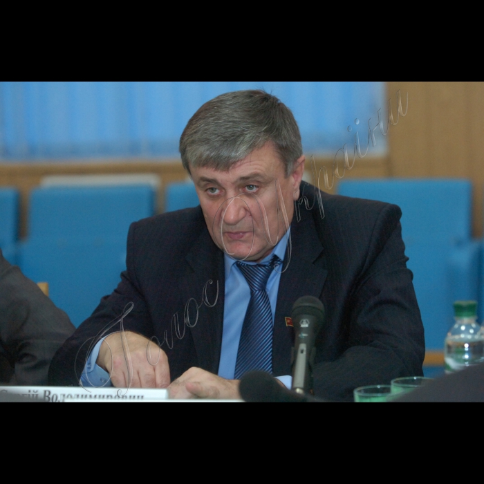 Круглий стіл у «Голосі України».
Першочергові завдання нової Верховної Ради, формування більшості та співпраця її з опозицією, яким має бути державний бюджет на наступний рік з урахуванням інфляційних процесів і чи вірять народні обранці у 