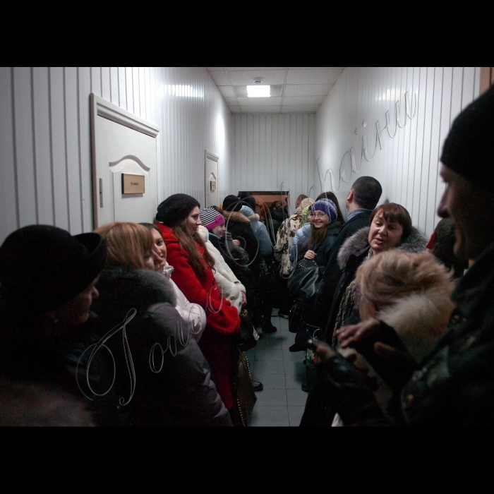 Київ, Шевченківська РДА.
На початку 2012 року набрав чинності затверджений Держспоживстандартом Національний класифікатор України ДК 009:2010 «Класифікація видів економічної діяльності (КВЕД)», який  повною мірою відповідає європейським вимогам і стандартам. Проте старий класифікатор діятиме до кінця 2012 р. А тому всі підприємства, фізичні особи-підприємці і організації до 31 грудня 2012 року зобов’язані поновити в документах коди своєї діяльності.
Для прикладу візьмемо ситуацію в Шевченківській районній у м. Києві державній адміністрації. Для того щоб потрапити до державного реєстратора, людям доводиться записуватися у списки,  після того перша сотня у списку з 9 до 9:30 отримує в терміналі спеціальні талончики на реєстрацію, а вже протягом цього дня вони таки отримають бажаний документ, решті ж доведеться прийти наступного дня.
