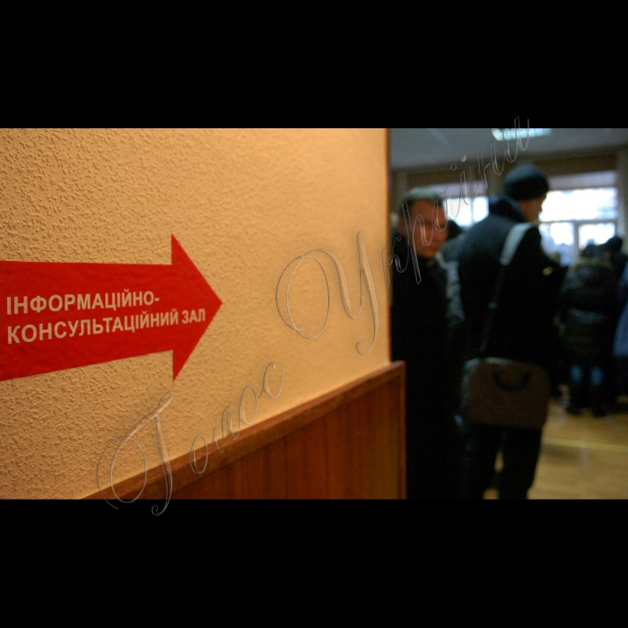 Київ, Шевченківська РДА.
На початку 2012 року набрав чинності затверджений Держспоживстандартом Національний класифікатор України ДК 009:2010 «Класифікація видів економічної діяльності (КВЕД)», який  повною мірою відповідає європейським вимогам і стандартам. Проте старий класифікатор діятиме до кінця 2012 р. А тому всі підприємства, фізичні особи-підприємці і організації до 31 грудня 2012 року зобов’язані поновити в документах коди своєї діяльності.
Для прикладу візьмемо ситуацію в Шевченківській районній у м. Києві державній адміністрації. Для того щоб потрапити до державного реєстратора, людям доводиться записуватися у списки,  після того перша сотня у списку з 9 до 9:30 отримує в терміналі спеціальні талончики на реєстрацію, а вже протягом цього дня вони таки отримають бажаний документ, решті ж доведеться прийти наступного дня.
