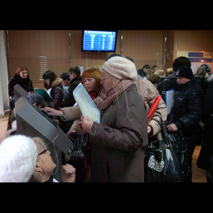 Київ, Шевченківська РДА.
На початку 2012 року набрав чинності затверджений Держспоживстандартом Національний класифікатор України ДК 009:2010 «Класифікація видів економічної діяльності (КВЕД)», який  повною мірою відповідає європейським вимогам і стандартам. Проте старий класифікатор діятиме до кінця 2012 р. А тому всі підприємства, фізичні особи-підприємці і організації до 31 грудня 2012 року зобов’язані поновити в документах коди своєї діяльності.
Для прикладу візьмемо ситуацію в Шевченківській районній у м. Києві державній адміністрації. Для того щоб потрапити до державного реєстратора, людям доводиться записуватися у списки,  після того перша сотня у списку з 9 до 9:30 отримує в терміналі спеціальні талончики на реєстрацію, а вже протягом цього дня вони таки отримають бажаний документ, решті ж доведеться прийти наступного дня.
