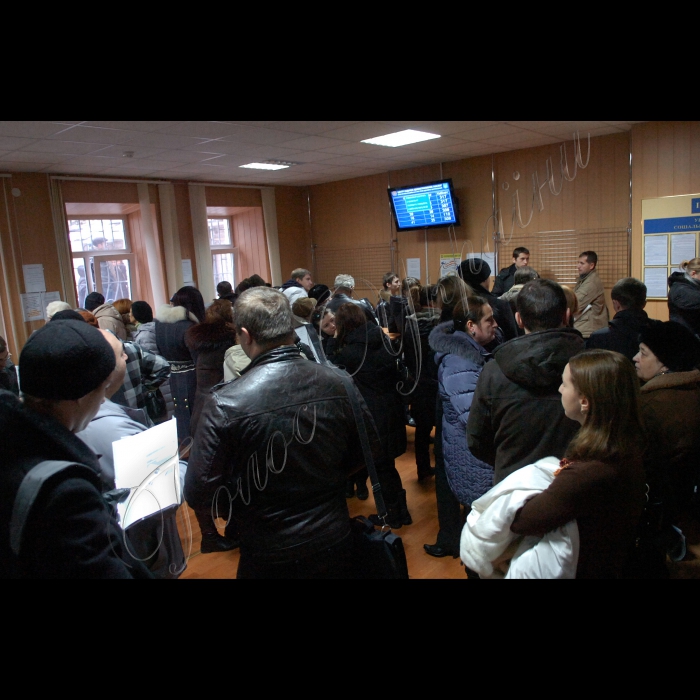 Київ, Шевченківська РДА.
На початку 2012 року набрав чинності затверджений Держспоживстандартом Національний класифікатор України ДК 009:2010 «Класифікація видів економічної діяльності (КВЕД)», який  повною мірою відповідає європейським вимогам і стандартам. Проте старий класифікатор діятиме до кінця 2012 р. А тому всі підприємства, фізичні особи-підприємці і організації до 31 грудня 2012 року зобов’язані поновити в документах коди своєї діяльності.
Для прикладу візьмемо ситуацію в Шевченківській районній у м. Києві державній адміністрації. Для того щоб потрапити до державного реєстратора, людям доводиться записуватися у списки,  після того перша сотня у списку з 9 до 9:30 отримує в терміналі спеціальні талончики на реєстрацію, а вже протягом цього дня вони таки отримають бажаний документ, решті ж доведеться прийти наступного дня.
