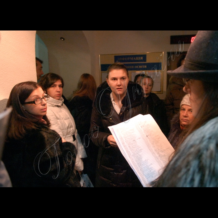 Київ, Шевченківська РДА.
На початку 2012 року набрав чинності затверджений Держспоживстандартом Національний класифікатор України ДК 009:2010 «Класифікація видів економічної діяльності (КВЕД)», який  повною мірою відповідає європейським вимогам і стандартам. Проте старий класифікатор діятиме до кінця 2012 р. А тому всі підприємства, фізичні особи-підприємці і організації до 31 грудня 2012 року зобов’язані поновити в документах коди своєї діяльності.
Для прикладу візьмемо ситуацію в Шевченківській районній у м. Києві державній адміністрації. Для того щоб потрапити до державного реєстратора, людям доводиться записуватися у списки,  після того перша сотня у списку з 9 до 9:30 отримує в терміналі спеціальні талончики на реєстрацію, а вже протягом цього дня вони таки отримають бажаний документ, решті ж доведеться прийти наступного дня.
