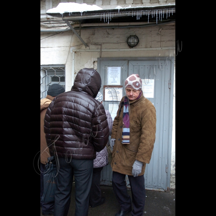 Київ, Шевченківська РДА.
На початку 2012 року набрав чинності затверджений Держспоживстандартом Національний класифікатор України ДК 009:2010 «Класифікація видів економічної діяльності (КВЕД)», який  повною мірою відповідає європейським вимогам і стандартам. Проте старий класифікатор діятиме до кінця 2012 р. А тому всі підприємства, фізичні особи-підприємці і організації до 31 грудня 2012 року зобов’язані поновити в документах коди своєї діяльності.
Для прикладу візьмемо ситуацію в Шевченківській районній у м. Києві державній адміністрації. Для того щоб потрапити до державного реєстратора, людям доводиться записуватися у списки,  після того перша сотня у списку з 9 до 9:30 отримує в терміналі спеціальні талончики на реєстрацію, а вже протягом цього дня вони таки отримають бажаний документ, решті ж доведеться прийти наступного дня.

