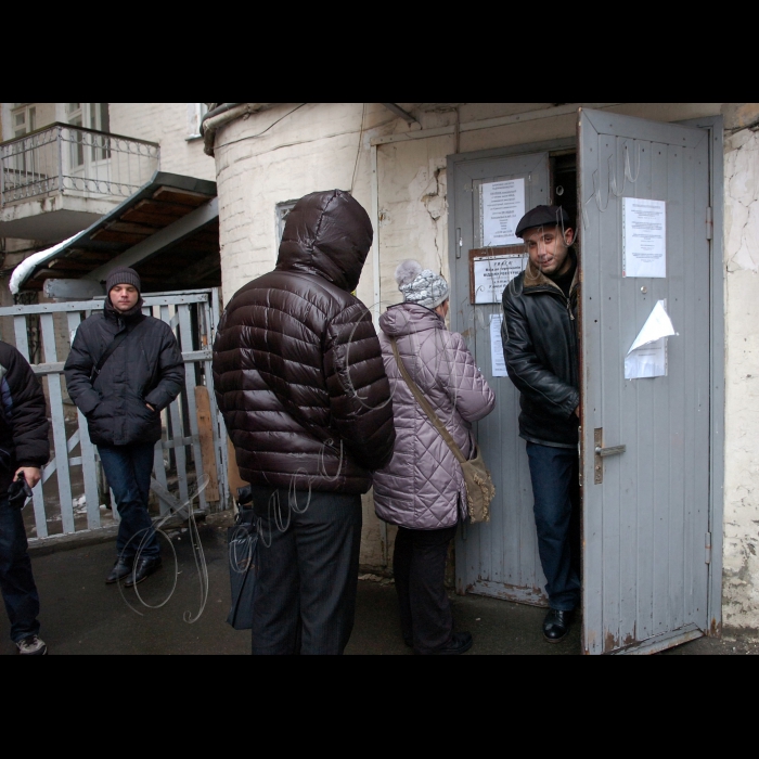 Київ, Шевченківська РДА.
На початку 2012 року набрав чинності затверджений Держспоживстандартом Національний класифікатор України ДК 009:2010 «Класифікація видів економічної діяльності (КВЕД)», який  повною мірою відповідає європейським вимогам і стандартам. Проте старий класифікатор діятиме до кінця 2012 р. А тому всі підприємства, фізичні особи-підприємці і організації до 31 грудня 2012 року зобов’язані поновити в документах коди своєї діяльності.
Для прикладу візьмемо ситуацію в Шевченківській районній у м. Києві державній адміністрації. Для того щоб потрапити до державного реєстратора, людям доводиться записуватися у списки,  після того перша сотня у списку з 9 до 9:30 отримує в терміналі спеціальні талончики на реєстрацію, а вже протягом цього дня вони таки отримають бажаний документ, решті ж доведеться прийти наступного дня.
