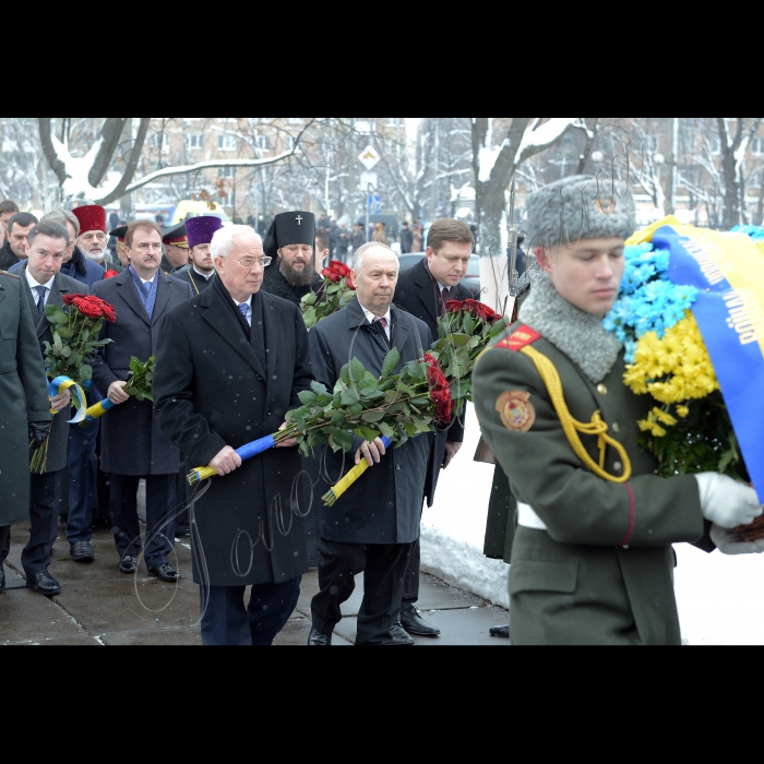 Київ. Голова Верховної Ради Володимир Рибак, Прем’єр-міністр України Микола Азаров взяли участь у церемонії покладання  квітів до пам’ятного знака «Воїнам Чорнобиля» та Меморіального кургану «Героям Чорнобиля»  з нагоди Дня вшанування учасників ліквідації наслідків аварії на ЧАЕС (пр. Миру, 16).