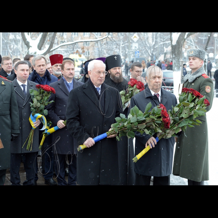 Київ. Голова Верховної Ради Володимир Рибак, Прем’єр-міністр України Микола Азаров взяли участь у церемонії покладання квітів до пам’ятного знака «Воїнам Чорнобиля» та Меморіального кургану «Героям Чорнобиля»