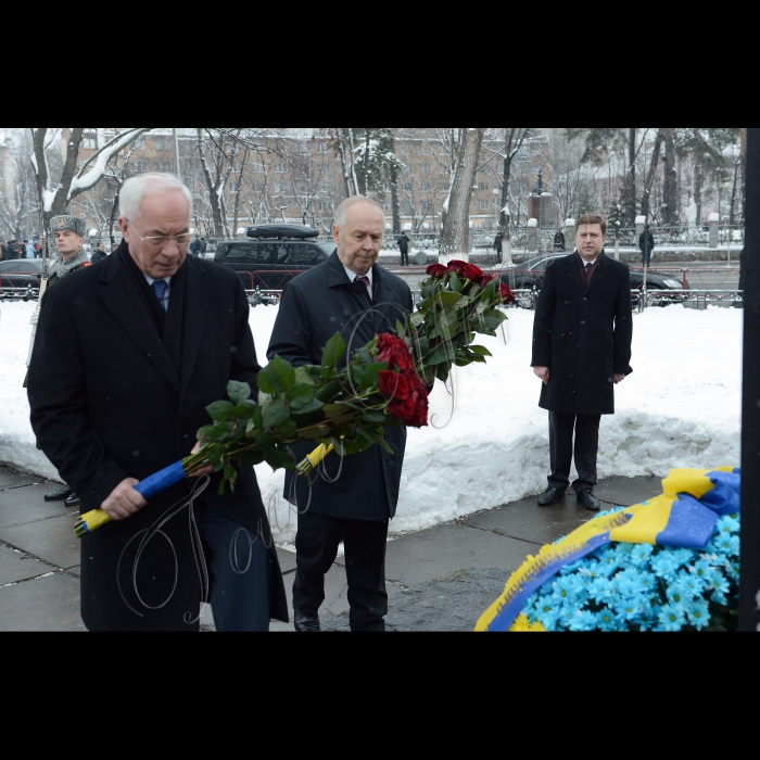 Київ. Голова Верховної Ради Володимир Рибак, Прем’єр-міністр України Микола Азаров взяли участь у церемонії покладання  квітів до пам’ятного знака «Воїнам Чорнобиля» та Меморіального кургану «Героям Чорнобиля»  з нагоди Дня вшанування учасників ліквідації наслідків аварії на ЧАЕС (пр. Миру, 16).