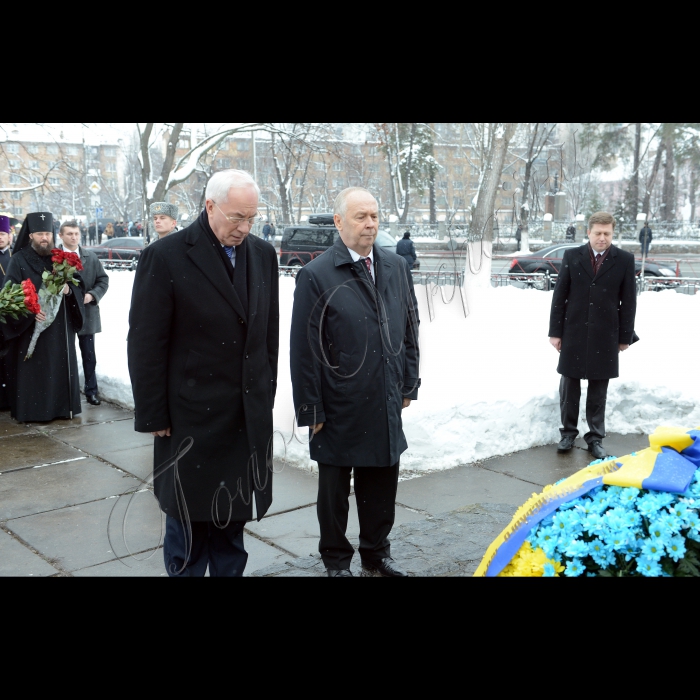 Київ. Голова Верховної Ради Володимир Рибак, Прем’єр-міністр України Микола Азаров взяли участь у церемонії покладання  квітів до пам’ятного знака «Воїнам Чорнобиля» та Меморіального кургану «Героям Чорнобиля»  з нагоди Дня вшанування учасників ліквідації наслідків аварії на ЧАЕС (пр. Миру, 16).