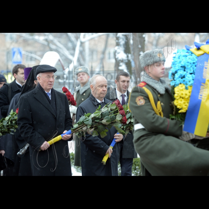 Київ. Голова Верховної Ради Володимир Рибак, Прем’єр-міністр України Микола Азаров взяли участь у церемонії покладання  квітів до пам’ятного знака «Воїнам Чорнобиля» та Меморіального кургану «Героям Чорнобиля»  з нагоди Дня вшанування учасників ліквідації наслідків аварії на ЧАЕС (пр. Миру, 16).