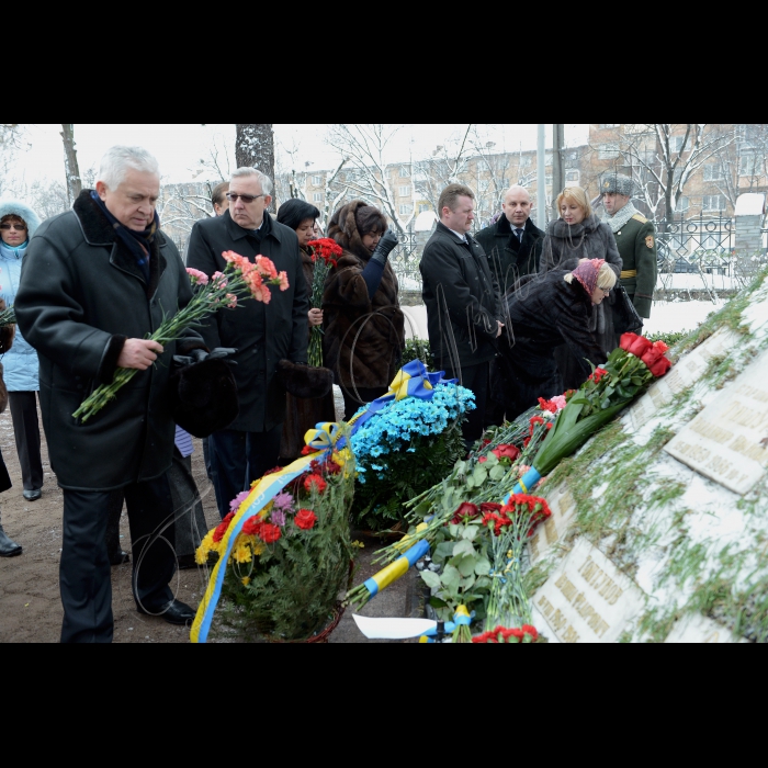 Київ. Голова Верховної Ради Володимир Рибак, Прем’єр-міністр України Микола Азаров взяли участь у церемонії покладання  квітів до пам’ятного знака «Воїнам Чорнобиля» та Меморіального кургану «Героям Чорнобиля»  з нагоди Дня вшанування учасників ліквідації наслідків аварії на ЧАЕС (пр. Миру, 16).