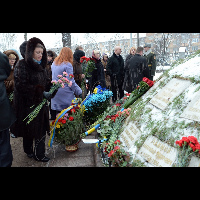 Київ. Голова Верховної Ради Володимир Рибак, Прем’єр-міністр України Микола Азаров взяли участь у церемонії покладання  квітів до пам’ятного знака «Воїнам Чорнобиля» та Меморіального кургану «Героям Чорнобиля»  з нагоди Дня вшанування учасників ліквідації наслідків аварії на ЧАЕС (пр. Миру, 16).