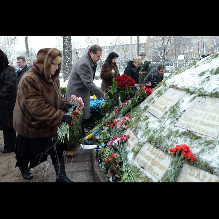 Київ. Голова Верховної Ради Володимир Рибак, Прем’єр-міністр України Микола Азаров взяли участь у церемонії покладання  квітів до пам’ятного знака «Воїнам Чорнобиля» та Меморіального кургану «Героям Чорнобиля»  з нагоди Дня вшанування учасників ліквідації наслідків аварії на ЧАЕС (пр. Миру, 16).