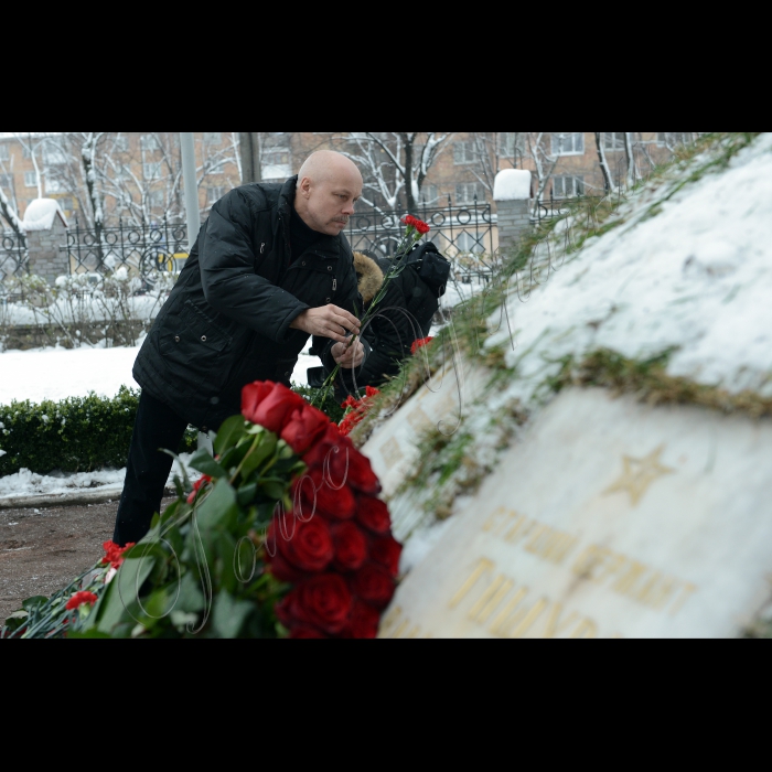 Київ. Голова Верховної Ради Володимир Рибак, Прем’єр-міністр України Микола Азаров взяли участь у церемонії покладання  квітів до пам’ятного знака «Воїнам Чорнобиля» та Меморіального кургану «Героям Чорнобиля»  з нагоди Дня вшанування учасників ліквідації наслідків аварії на ЧАЕС (пр. Миру, 16).