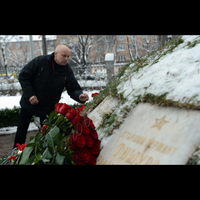 Київ. Голова Верховної Ради Володимир Рибак, Прем’єр-міністр України Микола Азаров взяли участь у церемонії покладання  квітів до пам’ятного знака «Воїнам Чорнобиля» та Меморіального кургану «Героям Чорнобиля»  з нагоди Дня вшанування учасників ліквідації наслідків аварії на ЧАЕС (пр. Миру, 16).