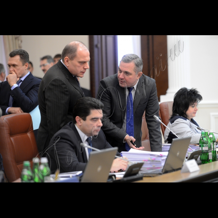 Засідання Кабінету Міністрів України.
Міністр культури України Михайло Кулиняк, перший заступник міністра фінансів України Анатолій Мярковський, перший заступник міністра економічного розвитку і торгівлі України Анатолій Максюта.