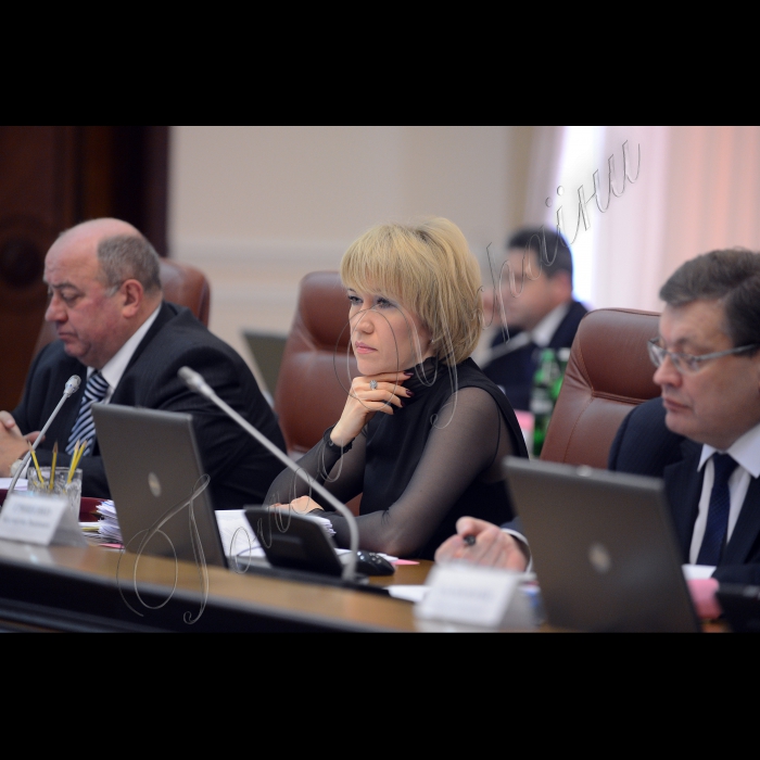 Засідання Кабінету Міністрів України.
Заступник міністра регіонального розвитку, будівництва та житлово-комунального господарства України Григорій Семчук, перший заступник міністра юстиції України Інна Ємельянова, міністр закордонних справ України Костянтин Грищенко.