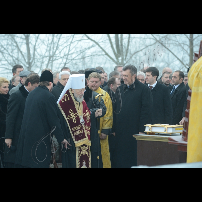 Президент України Віктор Янукович взяв участь у Подячному молебні з нагоди завершення 2012 року. Традиційний щорічний молебень відбувся в Києві біля пам’ятника князю Володимиру.
Молебень за Україну та Український народ відправив Митрополит Київський і всієї України Блаженніший Володимир.
Участь у заході взяли Прем’єр-міністр Микола Азаров, голова Київської міської держадміністрації Олександр Попов, урядовці, народні депутати.
Глава держави також вклонився іконі Святого рівноапостольного князя Володимира та поклав квіти до його пам’ятника. Віктор Янукович поспілкувався з Митрополитом Київським і всієї України Володимиром.

