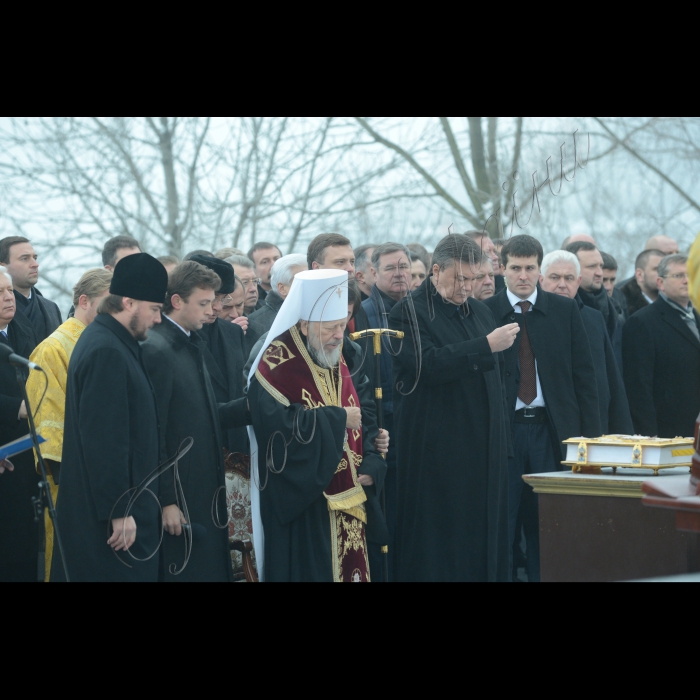 Президент України Віктор Янукович взяв участь у Подячному молебні з нагоди завершення 2012 року. Традиційний щорічний молебень відбувся в Києві біля пам’ятника князю Володимиру.
Молебень за Україну та Український народ відправив Митрополит Київський і всієї України Блаженніший Володимир.
Участь у заході взяли Прем’єр-міністр Микола Азаров, голова Київської міської держадміністрації Олександр Попов, урядовці, народні депутати.
Глава держави також вклонився іконі Святого рівноапостольного князя Володимира та поклав квіти до його пам’ятника. Віктор Янукович поспілкувався з Митрополитом Київським і всієї України Володимиром.
