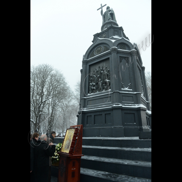 Президент України Віктор Янукович взяв участь у Подячному молебні з нагоди завершення 2012 року. Традиційний щорічний молебень відбувся в Києві біля пам’ятника князю Володимиру.
Молебень за Україну та Український народ відправив Митрополит Київський і всієї України Блаженніший Володимир.
Участь у заході взяли Прем’єр-міністр Микола Азаров, голова Київської міської держадміністрації Олександр Попов, урядовці, народні депутати.
Глава держави також вклонився іконі Святого рівноапостольного князя Володимира та поклав квіти до його пам’ятника. Віктор Янукович поспілкувався з Митрополитом Київським і всієї України Володимиром.
