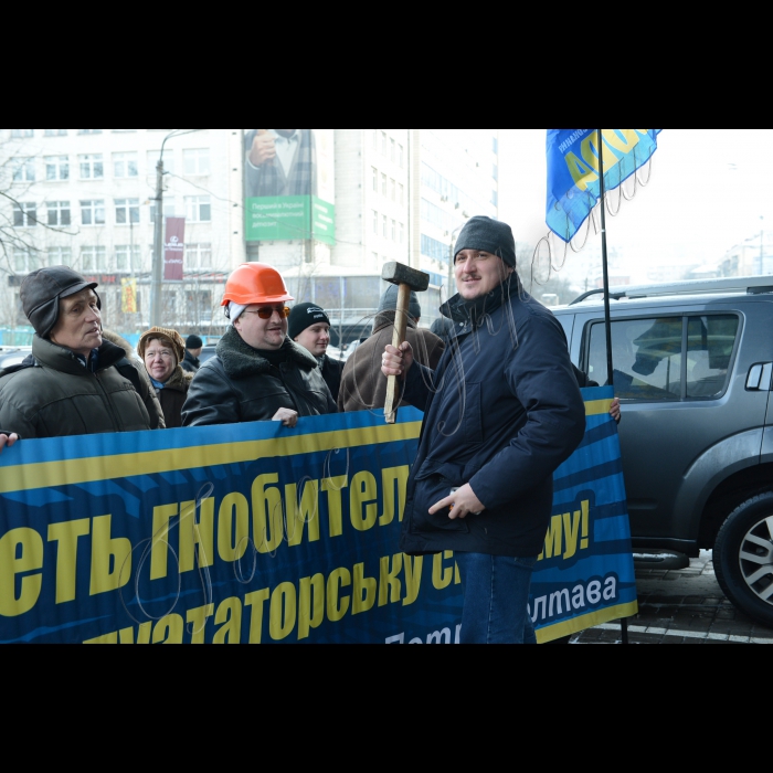 Біля центрального офісу ТОВ «ДТЕК» по вул. Мечникова, 2-А «Ліва опозиція» та профспілка «Захист праці» провели пікетування центрального офісу ДТЕК на підтримку шахтарів, які влаштували акцію протесту у кабінеті директора шахти «Червоний партизан». Акція погоджена з протестувальниками з Незалежної профспілки міста Свердловська. Зокрема, активісти вимагатимуть виконання законних вимог робітників, а также закликатимуть керівництво ДТЕК утриматись від залучення правоохоронних органів до трудового конфлікту. Наразі керівництво шахти вимагає від міліції видворити працівників за територію шахти.