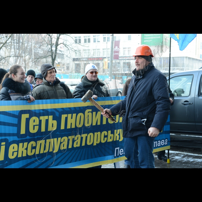 Біля центрального офісу ТОВ «ДТЕК» по вул. Мечникова, 2-А «Ліва опозиція» та профспілка «Захист праці» провели пікетування центрального офісу ДТЕК на підтримку шахтарів, які влаштували акцію протесту у кабінеті директора шахти «Червоний партизан». Акція погоджена з протестувальниками з Незалежної профспілки міста Свердловська. Зокрема, активісти вимагатимуть виконання законних вимог робітників, а также закликатимуть керівництво ДТЕК утриматись від залучення правоохоронних органів до трудового конфлікту. Наразі керівництво шахти вимагає від міліції видворити працівників за територію шахти.