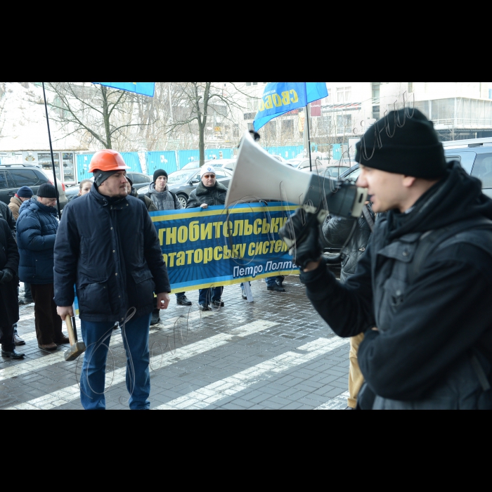 Біля центрального офісу ТОВ «ДТЕК» по вул. Мечникова, 2-А «Ліва опозиція» та профспілка «Захист праці» провели пікетування центрального офісу ДТЕК на підтримку шахтарів, які влаштували акцію протесту у кабінеті директора шахти «Червоний партизан». Акція погоджена з протестувальниками з Незалежної профспілки міста Свердловська. Зокрема, активісти вимагатимуть виконання законних вимог робітників, а также закликатимуть керівництво ДТЕК утриматись від залучення правоохоронних органів до трудового конфлікту. Наразі керівництво шахти вимагає від міліції видворити працівників за територію шахти.