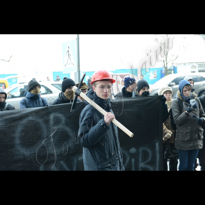 Біля центрального офісу ТОВ «ДТЕК» по вул. Мечникова, 2-А «Ліва опозиція» та профспілка «Захист праці» провели пікетування центрального офісу ДТЕК на підтримку шахтарів, які влаштували акцію протесту у кабінеті директора шахти «Червоний партизан». Акція погоджена з протестувальниками з Незалежної профспілки міста Свердловська. Зокрема, активісти вимагатимуть виконання законних вимог робітників, а также закликатимуть керівництво ДТЕК утриматись від залучення правоохоронних органів до трудового конфлікту. Наразі керівництво шахти вимагає від міліції видворити працівників за територію шахти.